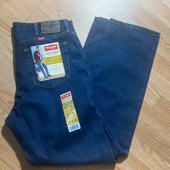 Wrangler Other - NWT Wrangler Relaxed Fit Jeans Size 36x34